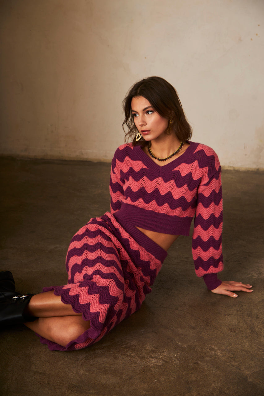 TWO-TONE JACQUARD LONG SLEEVE CROPPED SWEATER - MAGENTA