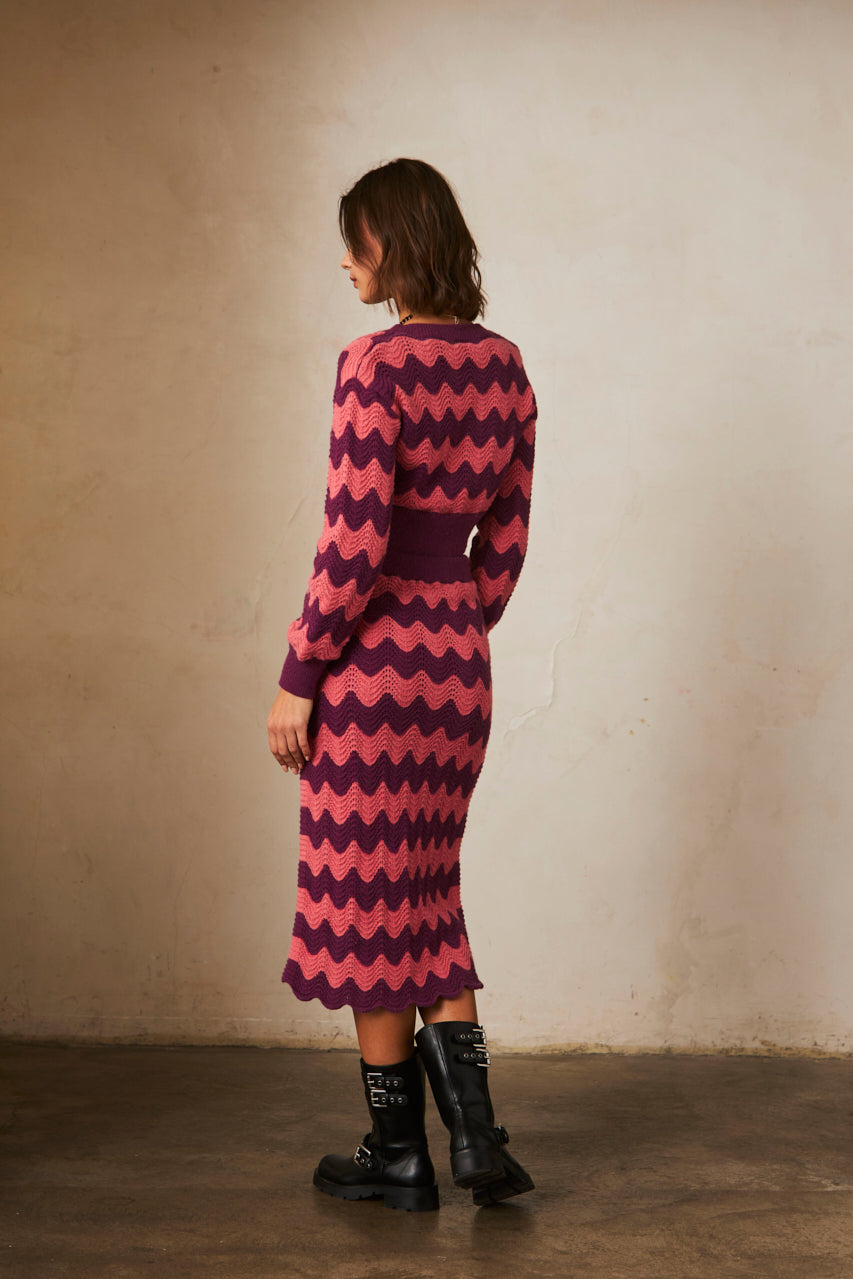 TWO-TONE JACQUARD LONG SLEEVE CROPPED SWEATER - MAGENTA
