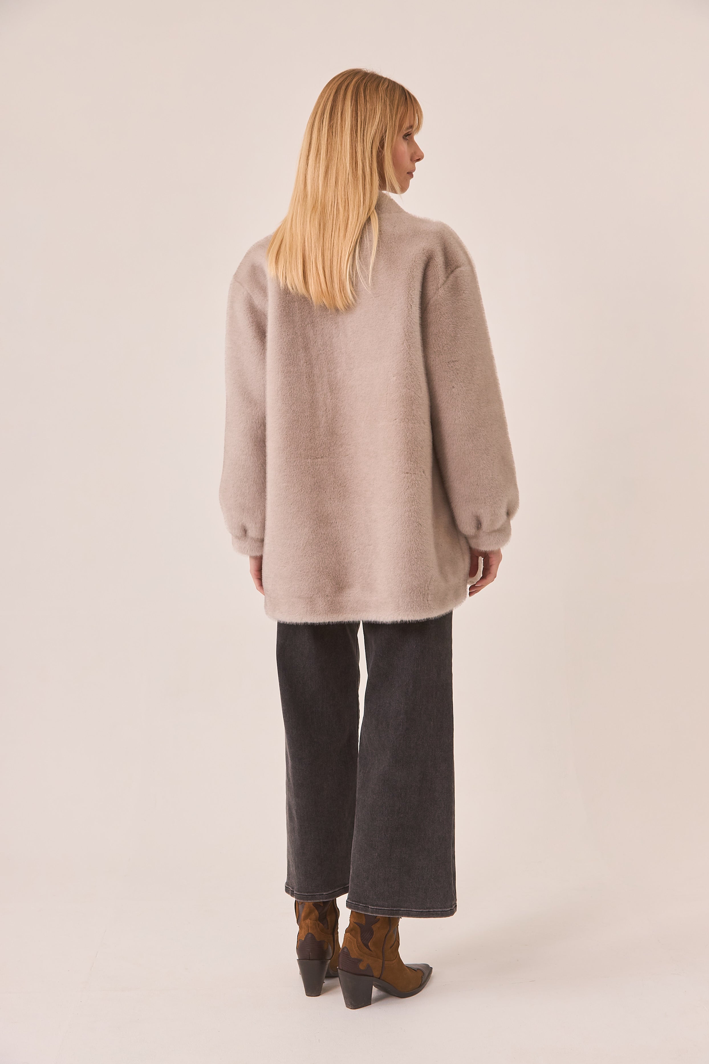 FUR COAT WITH BROOCH - GREY