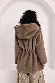 ABRIGO PELO AJUSTABLE CAPUCHA - TAUPE