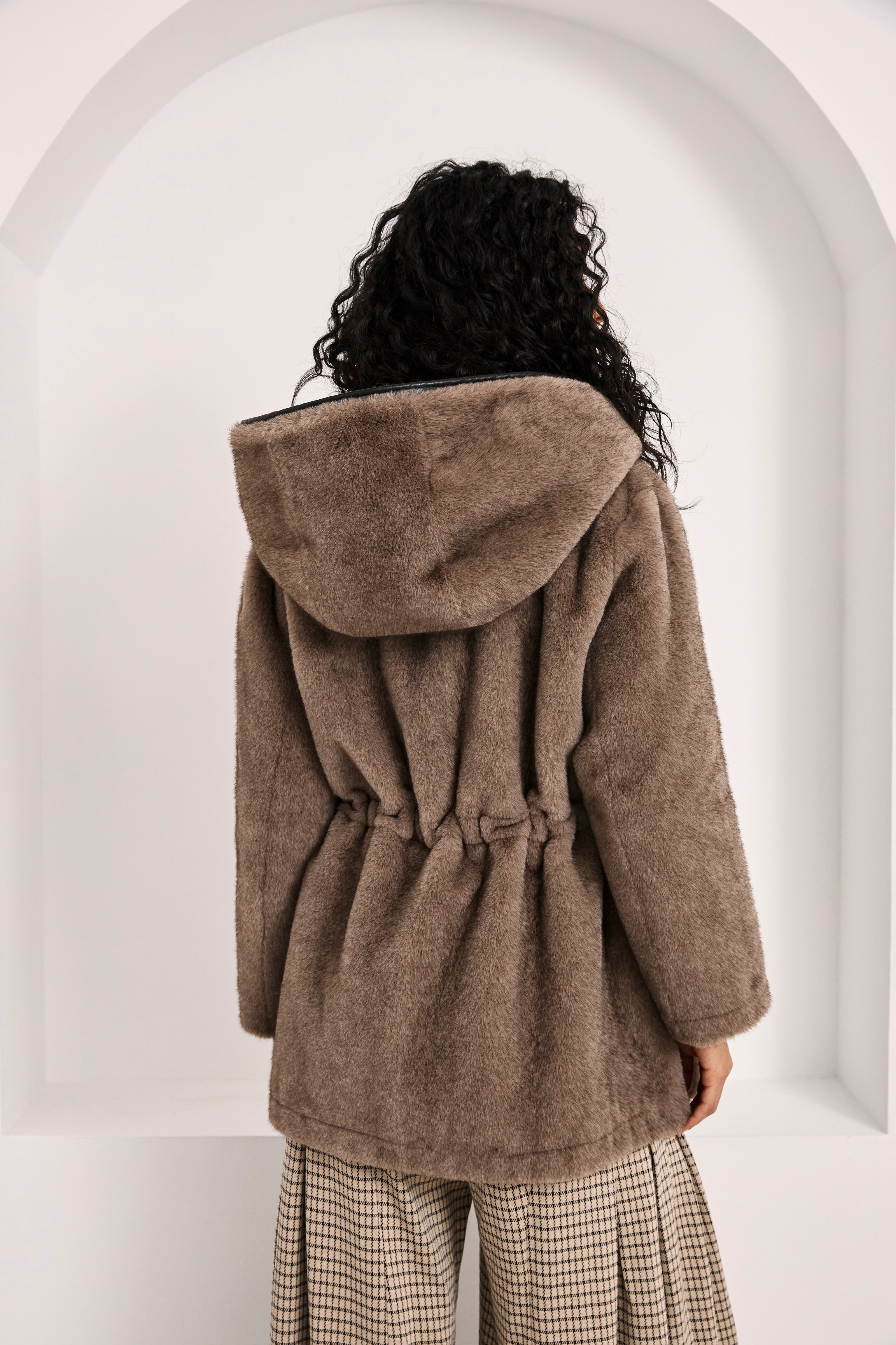 ABRIGO PELO AJUSTABLE CAPUCHA - TAUPE