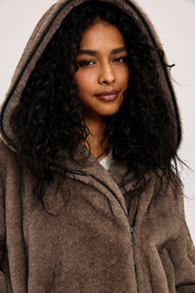 ABRIGO PELO AJUSTABLE CAPUCHA - TAUPE