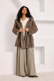 ABRIGO PELO AJUSTABLE CAPUCHA - TAUPE