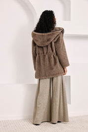 ABRIGO PELO AJUSTABLE CAPUCHA - TAUPE