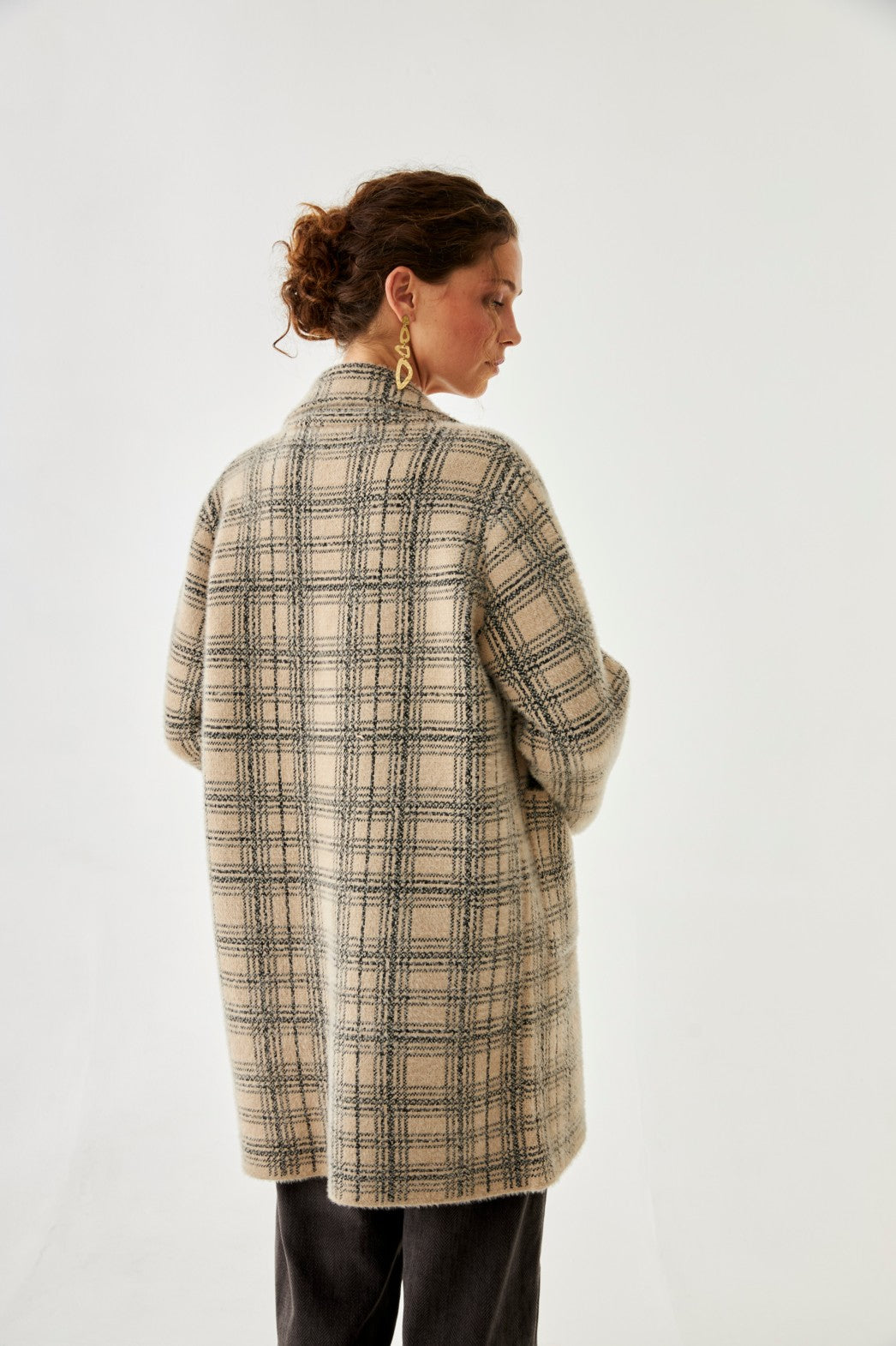 ABRIGO DE CUADROS CON SOLAPAS - BEIGE