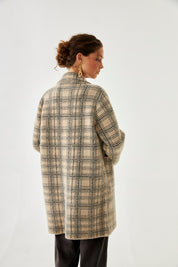 ABRIGO DE CUADROS CON SOLAPAS - BEIGE