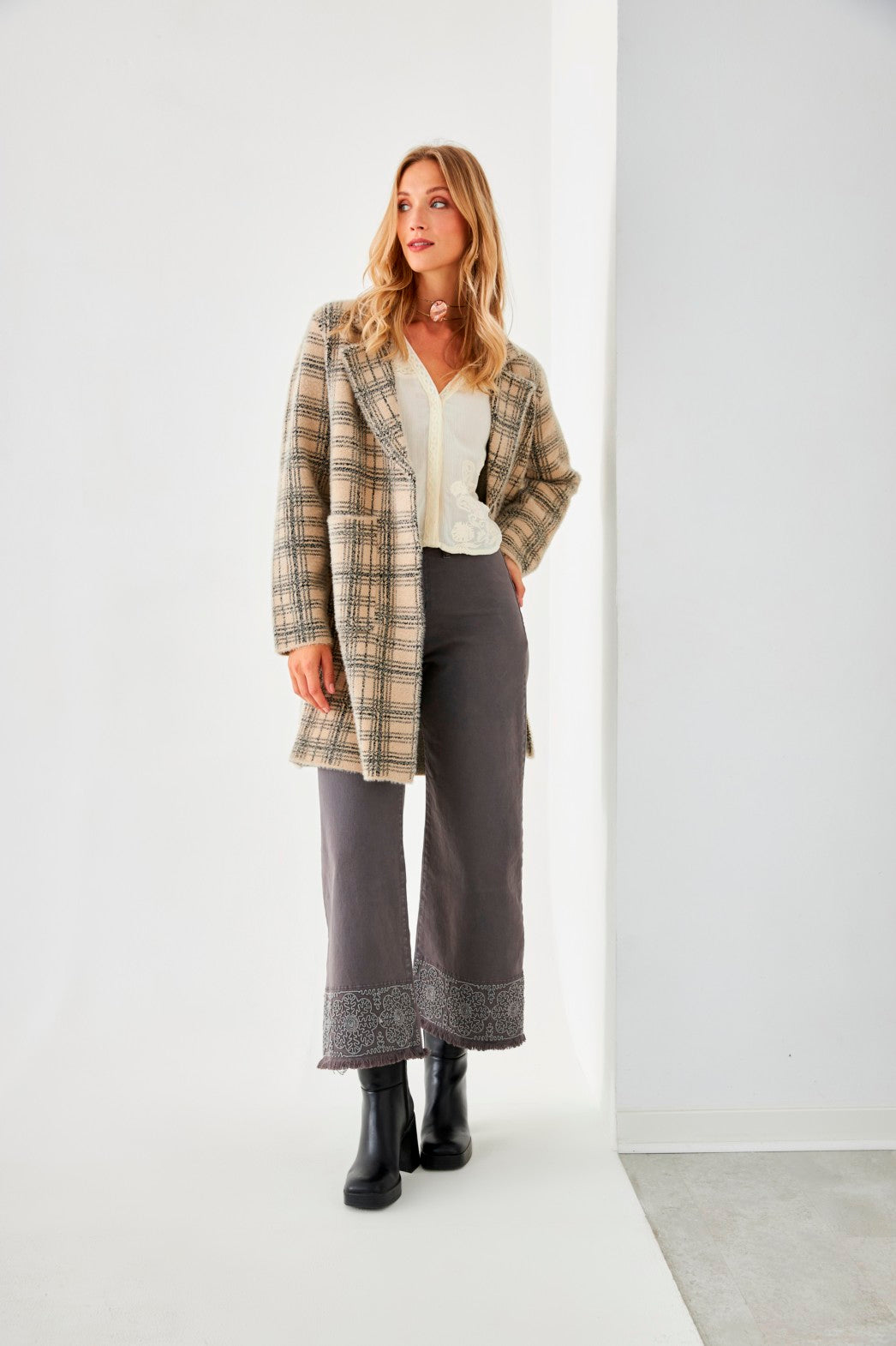 ABRIGO DE CUADROS CON SOLAPAS - BEIGE