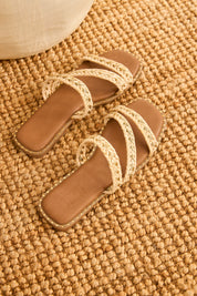 SANDALIAS RAFIA TRENZADA CON HILO METALIZADO - CRUDO