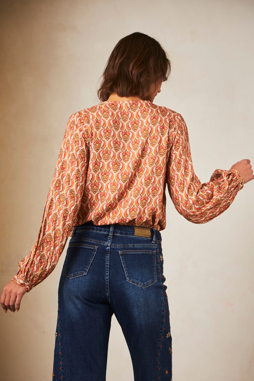 BLUSA ESTAMPADA CON BORDADO 3