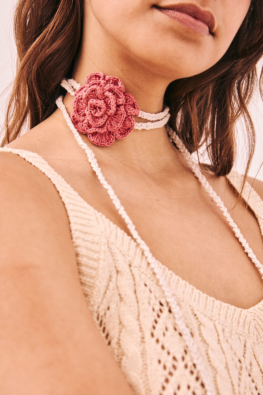 COLLAR LARGO CON FLOR CROCHET